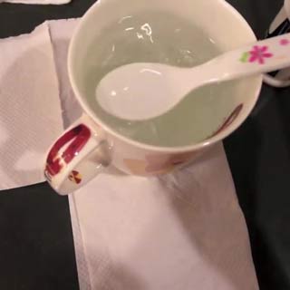 Разведите сахар в воде